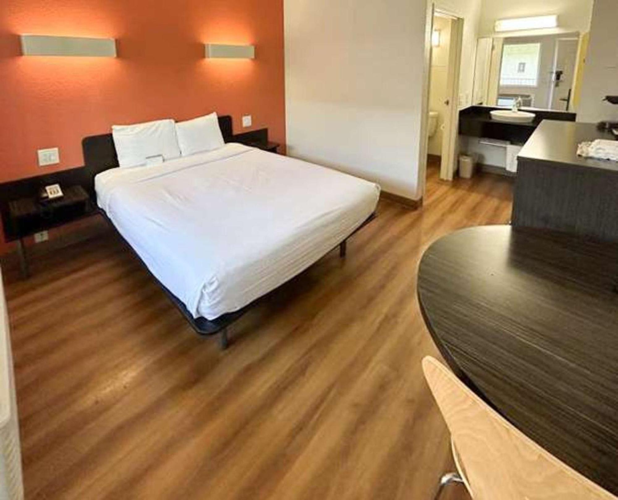 Hotel 6 - Riverside, Ca South 3*